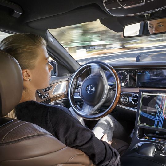 Autonomes Fahren gilt als automobile Zukunft. Doch heute schon produziert das Fahrzeug Daten, die sicherheitsrelevant sind. (Bild:  Daimler)
