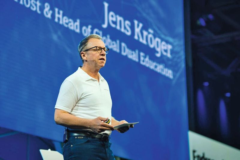 Jens Kröger, Leiter der globalen dualen Bildung bei Endress+Hauser, begrüsste die Teilnehmer des Networking Young Generation Events in Basel. (Bild: Endress+Hauser)