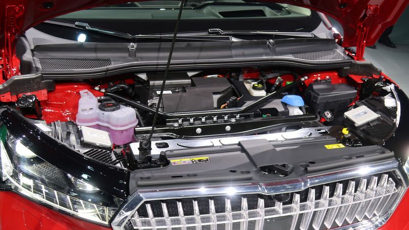 Die Front des Enyaq ist recht kurz: der Motor braucht einfach nicht so viel Bauraum. (Bild: Grimm/»kfz-betrieb«)