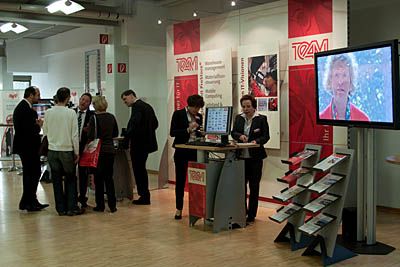 Interesssante Gespräche auf der begleitenden Fachausstellung des Team-Logistikforums. (Archiv: Vogel Business Media)