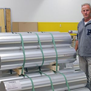 Steffen Barth, Bediener der Säge, vor der großformatigen Rohware. Daraus werden später etwa Felgen gearbeitet.