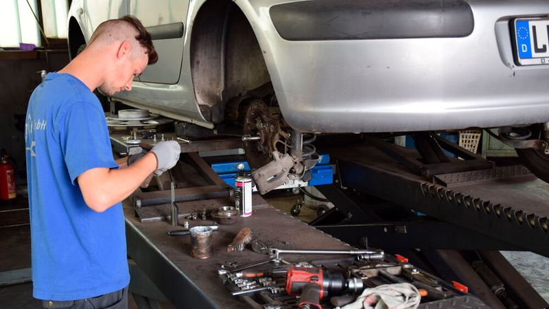 Aktuell beschäftigt Marcel Memmersheim zwei Gesellen und zwei Lehrlinge. Im Herbst soll ein weiterer Auszubildender hinzukommen. (Bild: »kfz-betrieb«/ Schweitzer)