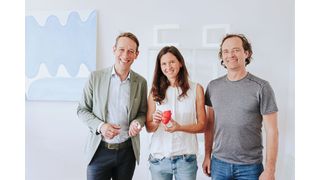 Corpuls-CFO und Geschäftsführer Dr. Florian Kuhn (l.) und die Cosinuss-Geschäftsführer Greta und Dr. Johannes Kreuzer (Bild: Cosinuss)