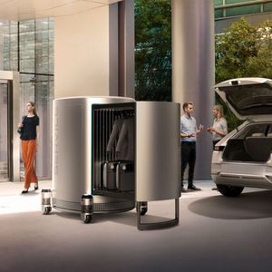 Eine etwas kleinere Version der Roboter übernimmt Transportaufgaben, wie zum Beispiel vor einem Hotel die Beförderung des Reisegepäcks vom Taxi ins gebuchte Zimmer.(Bild:  Hyundai)