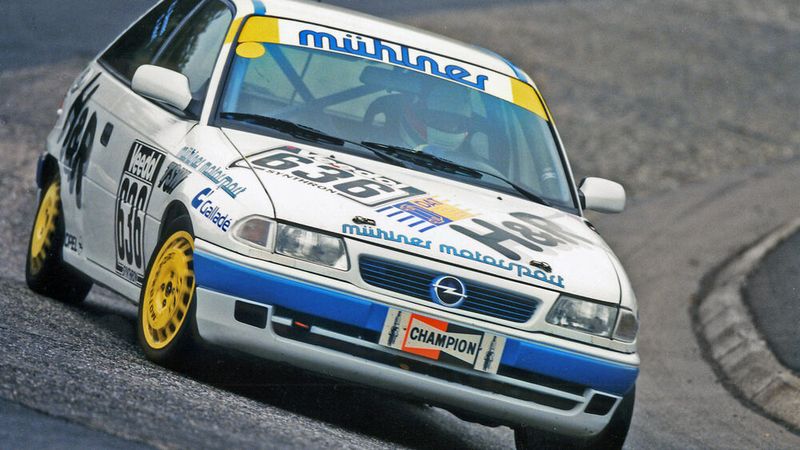 Den Astra nutzte das renommierte Team Mühlner Motorsport in den 90er- und frühen 2000er-Jahren und hatte ihn in Eigenregie für den Langstreckensport entwickelt und aufgebaut hat. Vor allem in der VLN Langstreckenmeisterschaft Nürburgring (heute NLS) und der Deutschen Tourenwagen-Challenge (DTC) feierte das Team mit dem Astra große Erfolge. (Bild: Opel GmbH)