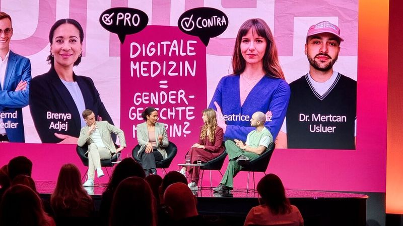 Jeweils zwei Speakerinnen und Speaker positionierten sich auf der Pro- und Contra-Seite. (Bild: @ Serina Sonsalla)