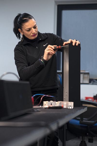 Das Produkt besteht aus rund 30 Metallteilen, die komplett inhouse gefertigt und montiert werden. (Bild: Andreas Gebert)