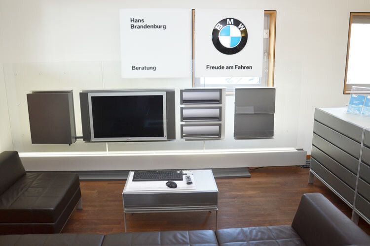 Für die Neuwagenkonfiguration gibt es in Düsseldorf einen eigenen Raum. (Foto: Michel)