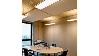 Die LED-Pendelleuchte „alvia“ von Regiolux bietet direkte und indirekte Lichtanteile, welche sich unabhängig voneinander steuern lassen. (Bild: Regiolux)