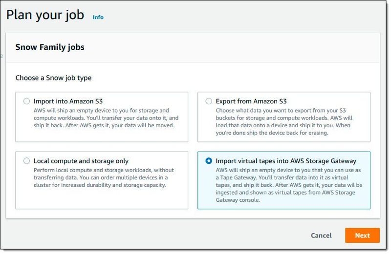 AWS bietet an, die im Snow-Gerät eingelesenen physischen Bänder als virtuelle Bänder über das AWS Storage Gateway in die Amazon Cloud hochzuladen. (AWS)