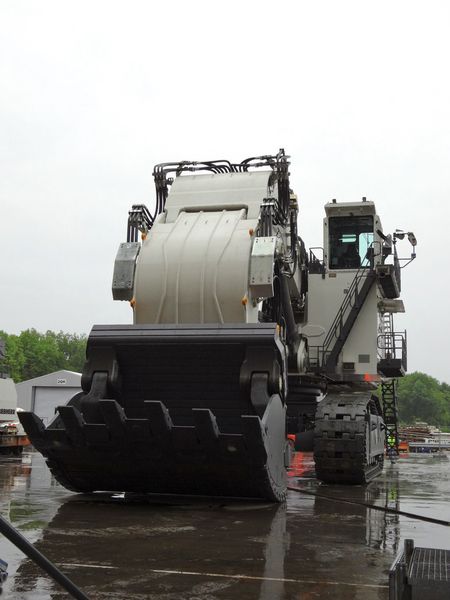 Bild 1: Die Auslieferung der Bagger ist ein logistischer Kraftakt. Vor allem beim Zusammenbau vertrauen die Logistiker auf eine klare Etikettierung. (Bild: Liebherr)