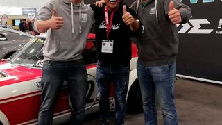 Die Gesichter hinter dem „Schrauberblog“: Christian Cloppenburg (li.) und Marco ten Hagen (re.), hier auf der Essen Motor Show 2018 mit Liberty-Walk-Gründer Wataru Kato. (Schrauberblog)