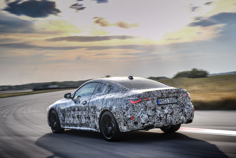 Noch ist der Prototyp leicht getarnt. (Bild: BMW)