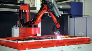 Der Fasenschneidroboter Biber kann in einem Arbeitsbereich von 2000 mm × 4000 mm Fasen mit Schnittlängen bis 200 mm erzeugen. (Bild: ERL Automation)