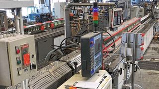 Auf 30 Extrusions- und Co-Extrusionslinien fertigt SLS starre und elastische Voll- und Hohlprofile aus vielen technischen Kunststoffen. (Bild: SLS Kunststoffverarbeitung)