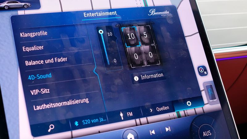 15. Das Soundsystem: Und damit den Insassen nicht langweilig wird, hat die High-End-Hifi-Schmiede Burmester aus Berlin der S-Klasse ein über jeden Zweifel erhabenes „4D-Soundsystem“ spendiert. 4D deshalb, weil die Sitze den Klang und vor allen die Bässe auf den gesamten Körper übertragen – „Körperschall“ heißt das im Mercedes-Sprech. Insgesamt bringen 31 Lautsprecher im Innenraum die Luft zum Scheppern, die sehr umfangreich eingstellt werden können. Echter Hifi-Genuss auf vier Rädern. (Bild: Schreiner – VCG)