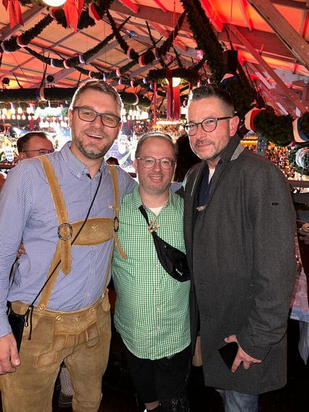 Im Schottenhamel habe ich auch das TP-Link Team (v. l.) Sascha Schaub, Patrick Hirscher und Jens Walter mit ihren Kunden getroffen. (Bild: Vogel IT-Medien GmbH)