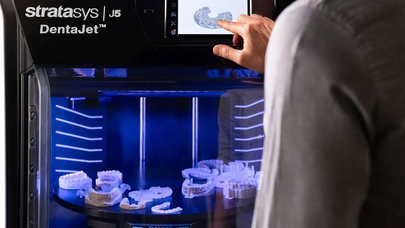 Der 3D-Drucker J5 Denta Jet von Stratasys kann zeitgleich Dental-Modelle aus unterschiedlichen Kunststoffen fertigen.