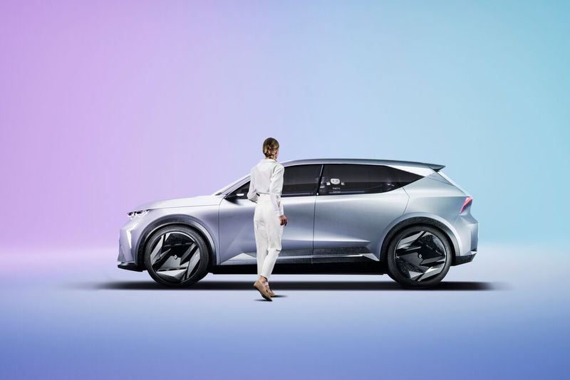 Das Fahrzeug erkennt die Nutzer am Gang und am Gesicht. Ein Avatar an der B-Säule begrüßt die Person. (Bild: Renault)