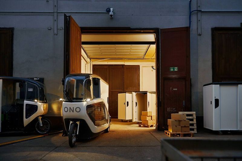 Mit einem Volumen von über 2 m³ schafft das Container-Modul richtig was weg. Die Container sind flexibel über die im Fahrzeug integrierte Rampe austauschbar. (Onomotion/Janine Graubaum)