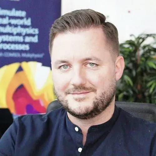 Dr. Phillip Oberdorfer ist Technology Communication Manager bei der Comsol Multiphysics GmbH und verfügt über mehr als ein Jahrzehnt Erfahrung in der multiphysikalischen Simulation und der Vermittlung komplexer Inhalte. (Bild:  Comsol)