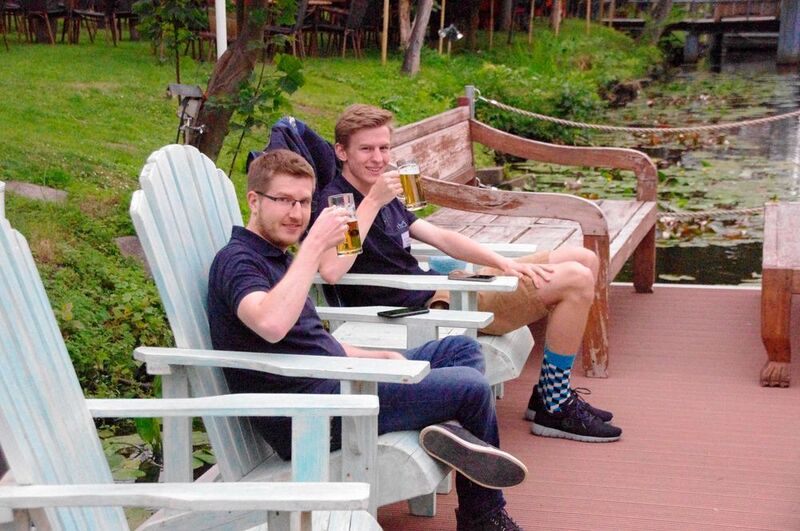 Fabian Schütze und Tim-Ole Hoppe aus dem dbc-Technikteam stoßen auf einen gelungenen Partnertag an. (Capeletti & Perl)