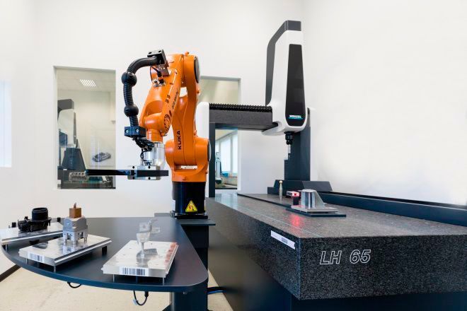 Linienintegriertes Koordinatenmessgerät mit automatischer Bestückung über einen Industrieroboter. (Wenzel)