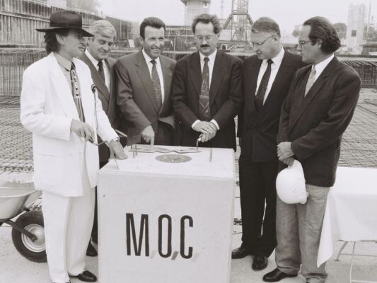 Im Jahr 1993 wird das MOC in München-Freimann eröffnet. Das von Stararchitekt Helmut Jahn realisierte Gebäude wird seit seiner Eröffnung von der Messe München betrieben. (Bild: Messe München)