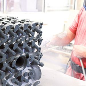 Nachbearbeitung des additiv gefertigten Teilstücks der Meristem Wall bei Voxeljet.(Bild:  voxeljetAG)