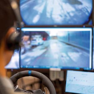 La télé-opération se fait au moyen d'un volant avec feedback résistif permettant au téléopérateur d'avoir des sensations similaires à une conduite sur véhicule. (Source :  LOXO AG)