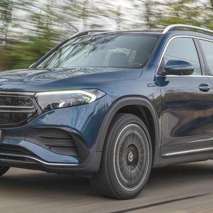 Seit Ende 2021 bietet Mercedes das Kompakt-SUV GLB in der Elektroversion EQB an.(Bild:  Mercedes-Benz)