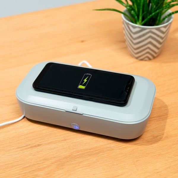 Dieses Ladegerät mit UV-Desinfektion als Zusatzfunktion lädt QI-fähige Geräte drahtlos und desinfiziert Gegenstände des täglichen Lebens (Smartphone, Masken, Brieftasche, Schlüssel, etc.). Der Sterilisator arbeitet mit UVC-Licht mit einer Wellenlänge von 270-275nm. Mit 6 Desinfektions-UV-Lichtern tötet das Gerät in 5 Minuten 99,99 % der Bakterien ab (360° Desinfektion). (Radbag-Preis: 49,95 Euro) (www.radbag.de)