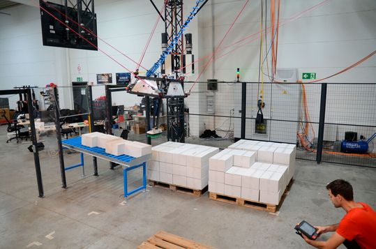 Für das Teachen eines Roboters ist es wichtig, sich im Raum zu bewegen und permanenten Blickkontakt zum Roboter zu haben. Mit einem kabelgebundenen Gerät wäre dies nahezu unmöglich.(Bild:  Keba)