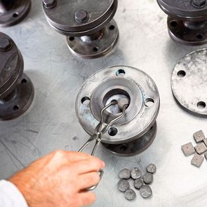 Füllkörper aus Sie einem kostengünstigen Recyclingmaterial, Phosphatbinder und Additiven könnten die industrielle Abwärmenutzung möglich machen.(Bild:  Fraunhofer ISE / Foto: Dirk Mahler)