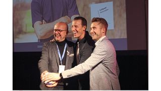 Drei Vorbilder auf dem Weg zum Erfolg: Mit Handball-Weltmeister Dominik Klein (Mitte) auf der Bühne sind die Gastgeber des Events  - Martin Burwinkel (links), Geschäftsführer des Burwinkel Kunststoffwerks, und Dennis Pieper, Geschäftsführer des OM Werkzeugbaus. (Bild: Maschinenmarkt/rw)