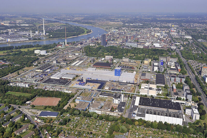 Der Chempark Leverkusen, in dem rund 30.000 Mitarbeiter beschäftigt sind, zählt zu den vielseitigsten Chemiestandorten weltweit. Hier werden mehr als 5000 Chemikalien hergestellt. Schwerpunkte liegen dabei auf Nitrier- und Chlorierprodukten, Aromaten, Feinchemikalien und der Siliziumchemie. (Bild: Currenta)