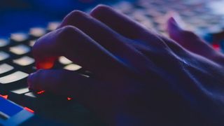 Cyberkriminelle setzten 2018 vermehrt auf Kryptojacking. Mehr als die Hälfte der Cyberangriffe waren keine Malware-basierten Angriffe mehr, dafür ist die Zahl der Attacken auf geschäftliche E-Mail-Adressen gestiegen. (gemeinfrei)