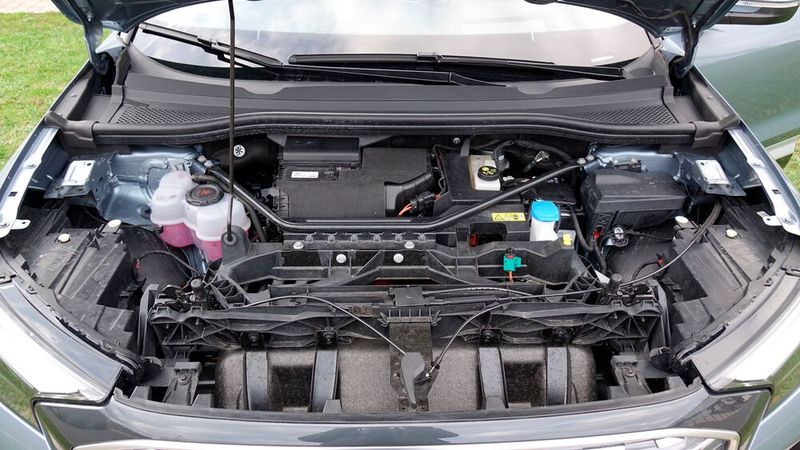 ... hat auch der Q4 E-Tron keinen Frunk (Frontkofferraum). Volkswagen hat es in der Entwicklung nicht geschafft, unter der Fronthaube Platz für die Ladekabel freizuhalten. Der Frontmotor des Audi kann dafür kein Grund sein, denn andere Hersteller (Tesla, Polestar, Hyundai ...) schaffen das mit der gleichen Antriebskonfiguration ja auch. (Bild: Rosenow – »kfz-betrieb«)