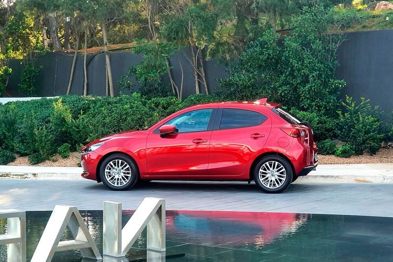 Neben der abgebildeten, sehr beliebten Lackierung Magmarot Metallic, ist der Mazda 2 auch in zwei neuen Grautönen erhältlich. (Mauritz/»kfz-betrieb«)