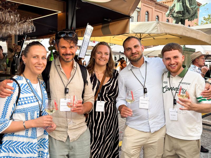 (v. l.) K. Hanz (TIM), Ch. Petrich (CrowdStrike), I. Bopp, A. Kraus, Y. Leikam (TIM) (Bild: TIM AG)