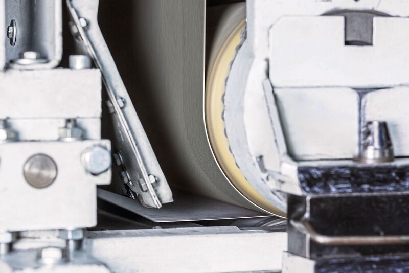 VSM Compactgrain KP712 kann die ideale Grundlage für den werkstoffeigenen Korrosionsschutz bilden; der glatte Papierträger begünstigt die Ebenmäßigkeit des Schliffbildes – insbesondere für ebene Werkstücke wie Bleche, Platten oder Stanzteile. (VSM)