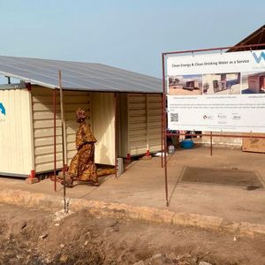 Das Kraftwerk basiert auf einem modularen Blockbauprozess und besteht aus zwei 10-Fuß-Containermodulen. Während das eine Modul mit einer 7,5-kWp-Photovoltaikanlage Strom erzeugt, wird das andere für die Trinkwasseraufbereitung verwendet. (Bild:  Volta View Africa)