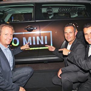 Freude übers neue Mini-House in Rosenheim: (v.re.) Geschäftsführer Gerald Unterberger, der Rosenheimer Betriebsleiter Robert Seebacher und Michael Klarl von Mini Deutschland.
