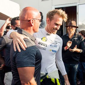 SSC-Gründer Jarrod Shelby (li.) mit seinem Fahrer Oliver Webb.(Bild:  SSC North America)