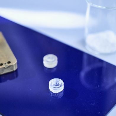 Miniplacas de Petri fabricadas con el nuevo poliestireno: se contemplan otras aplicaciones. (Bild: Hereon/Marcel Schwickerath)