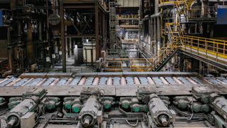 Blick in ein Metallwalzwerk: Die neuen Wellenkupplungen von Ringspann wurden für Schwerlastanwendungen entwickelt. Ein Beispiel dafür sind die im Bild erkennbaren Rollengänge, in deren Antriebssystem die Zahnkupplungen eingesetzt werden können. (Symbolbild) (Bild: Mulderphoto - stock.adobe.com)