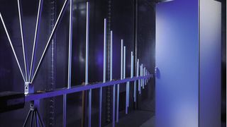 Trotz dezentraler Steuerungstechnik wird die elektrische Ausrüstung nach wie vor in Schaltschränken untergebracht. Diese müssen in unterschiedlichen elektromagnetischen Umgebungen ihren Beitrag zur EMV der jeweiligen Maschine oder Anlage leisten. (Bild: Rittal)