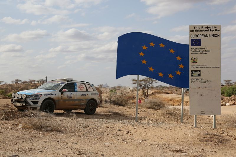 Für die Cape-to-Cape-2.0-Weltrekordfahrt wird der VW Touareg, der mit HBM Messtechnik ausgestattet ist, zum Startpunkt am Kap Agulhas in Südafrika gebracht. Dabei hat das Auto Äthiopien, Kenia, Tansania, Sambia und Simbabwe durchquert. (Challenge 4 GmbH)