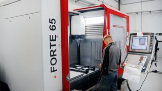 Der neueste frästechnische Zugang beim Schokoladenverarbeitungsmaschinen-Hersteller Sollich: Eine Hedelius-Forte-65, die auch relativ lange Bauteile bis 2300 mm bearbeiten kann. (Hedelius)