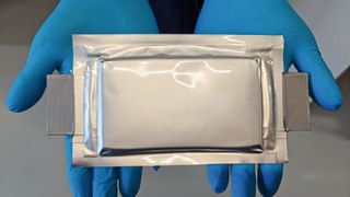 Am Fraunhofer ISE hergestellte Hochenergie-Pouchzelle mit siliziumdominierter Anode im gealterten Zustand nach 1000 Vollzyklen.  (Bild: Fraunhofer ISE)
